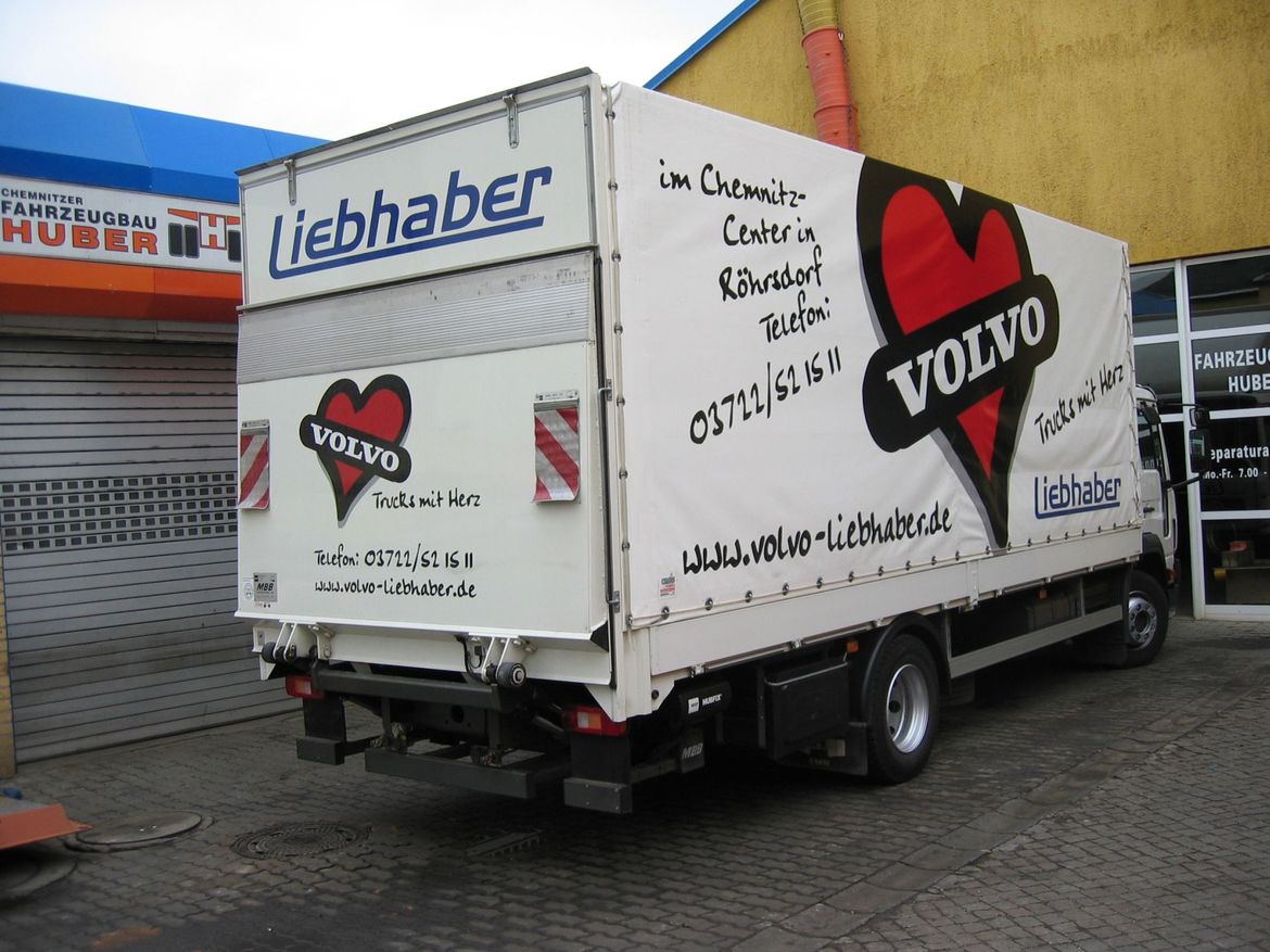 VOLVO Pritsche mit Ladebordwand für Stückguttransporte