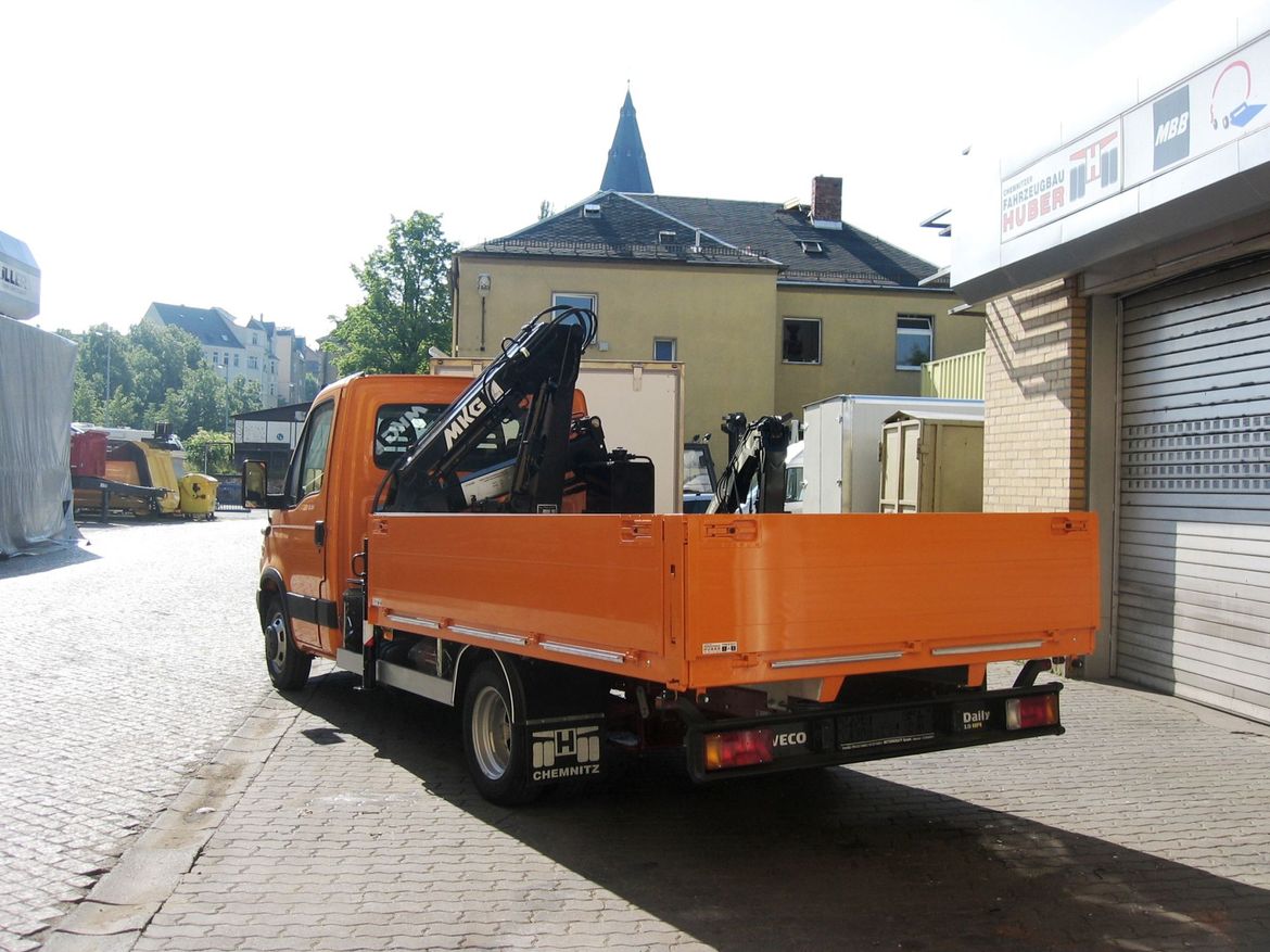 IVECO Pritsche mit Frontladekran für Stückguttransporte