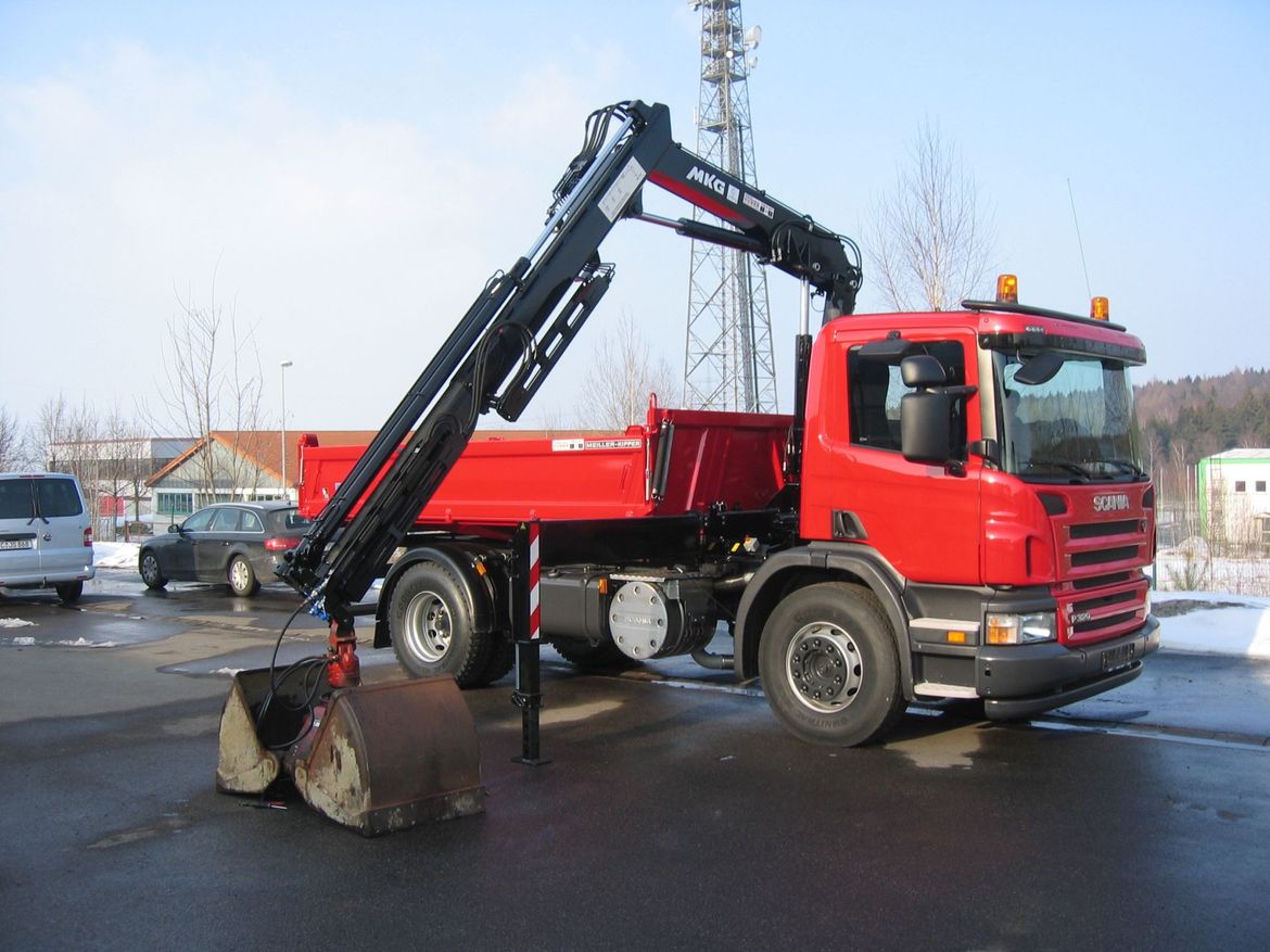 SCANIA Dreiseitenkipper mit Frontladekran für Schütt- und Stückguttransporte