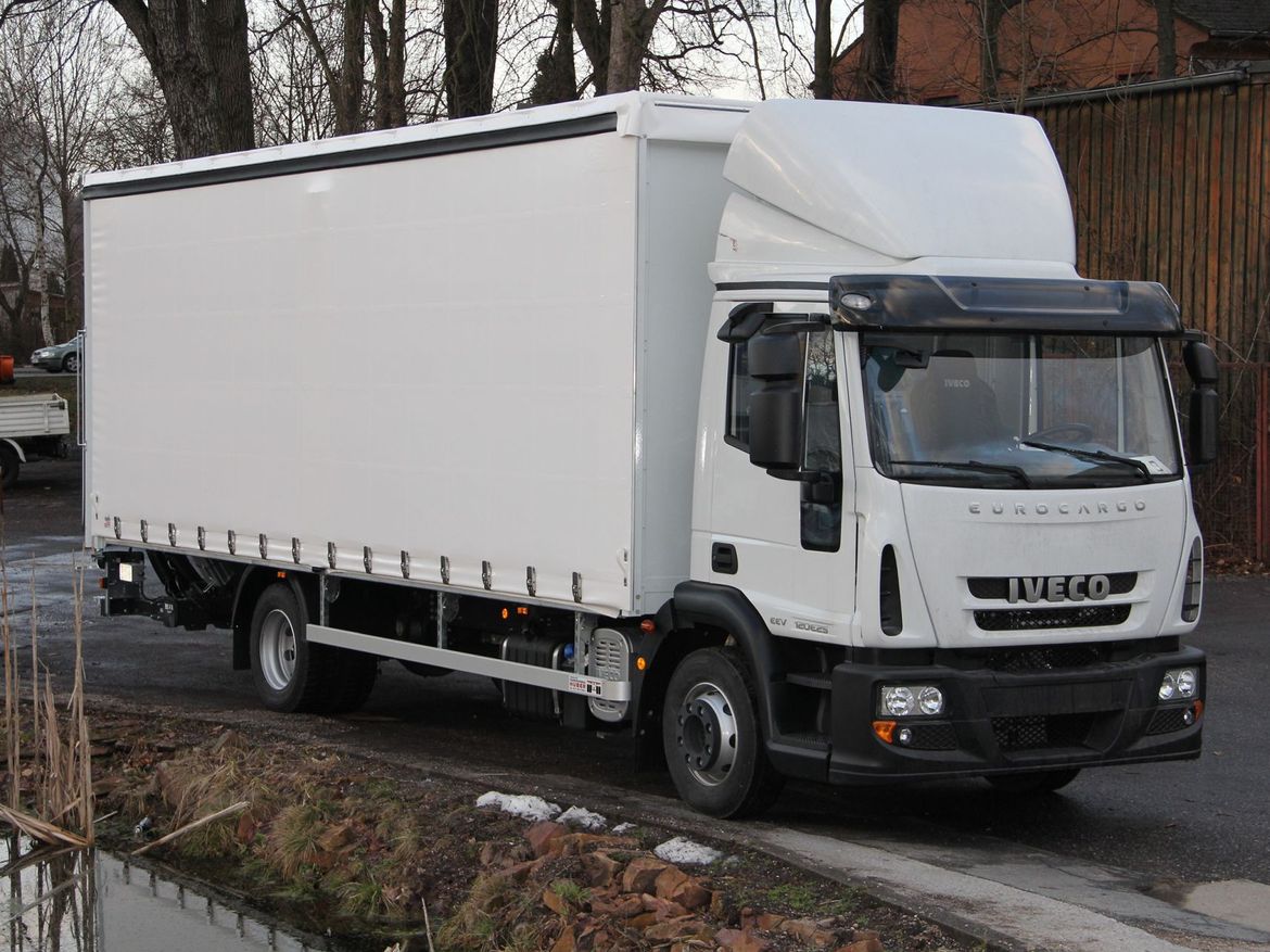 IVECO Pritsche mit Ladebordwand für Stückguttransporte