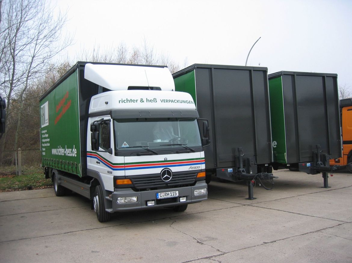 MB Pritschenaufbau mit Ladebordwand und Anhänger für Stückguttransporte