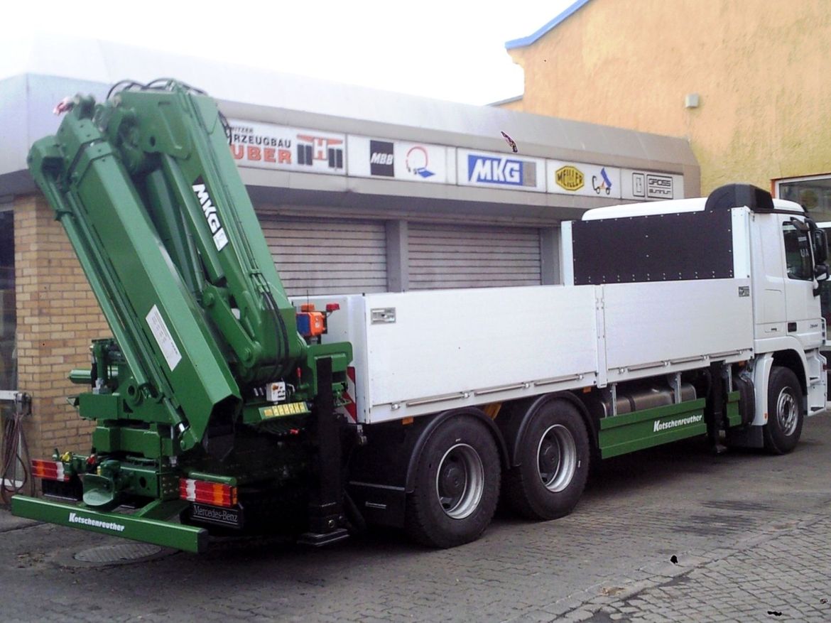 MB Pritsche mit Heckladekran für Containertransporte