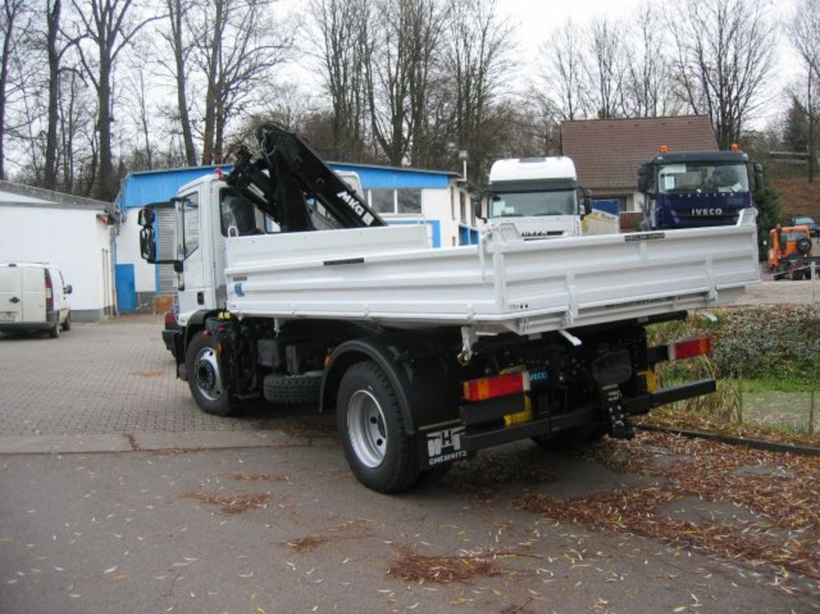 IVECO Dreiseitenkipper mit Frontladekran für Schütt- und Stückguttransporte