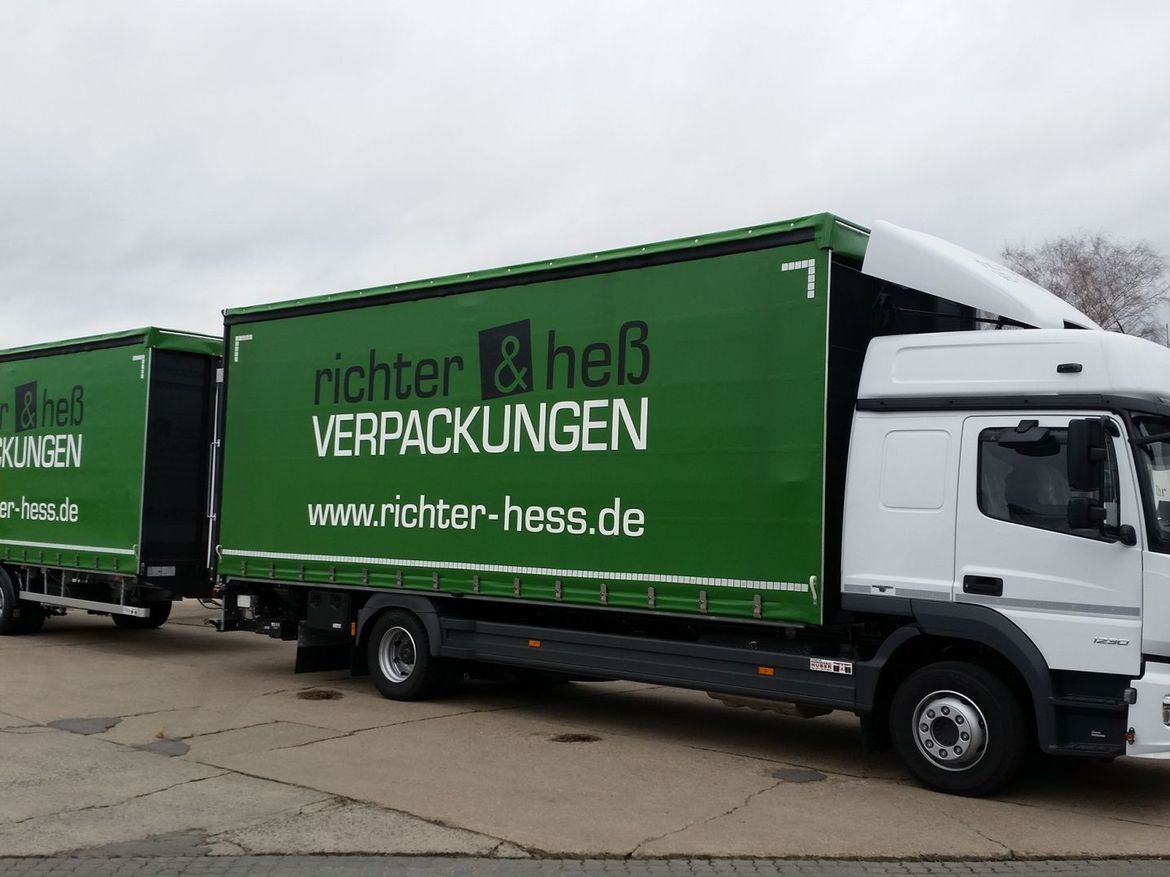 MB Pritsche mit Ladebordwand und Pritschenanhänger für Stückguttransporte