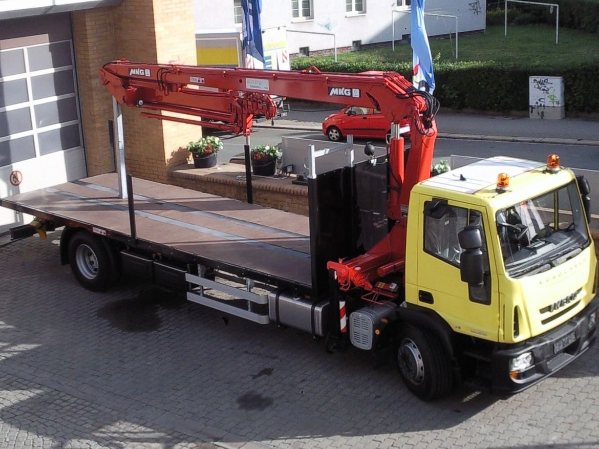 IVECO Plateau mit Frontladekran für Zimmereibetrieb