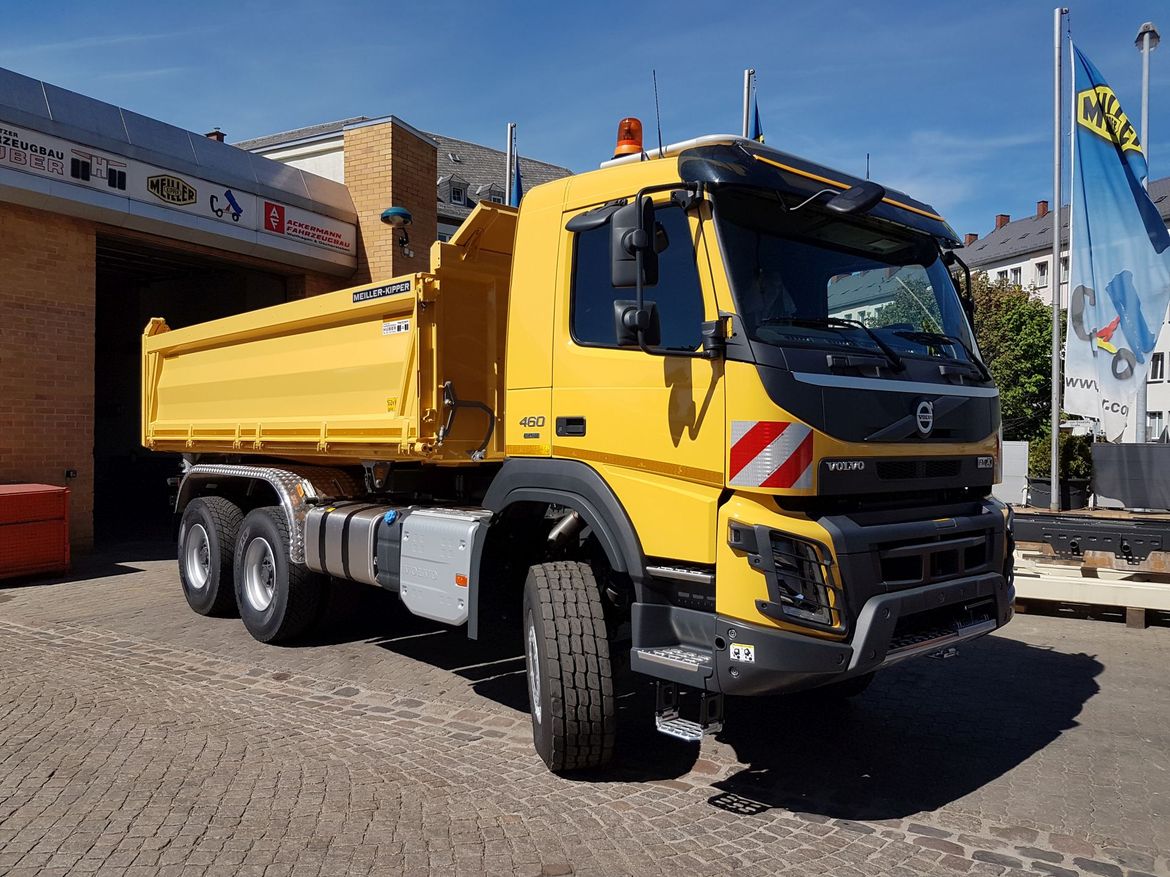 VOLVO Dreiseitenkipper für Schüttguttransporte