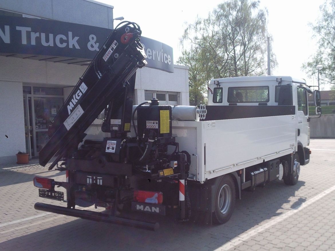 MAN Pritsche mit Heckladekran für Baustofftransporte