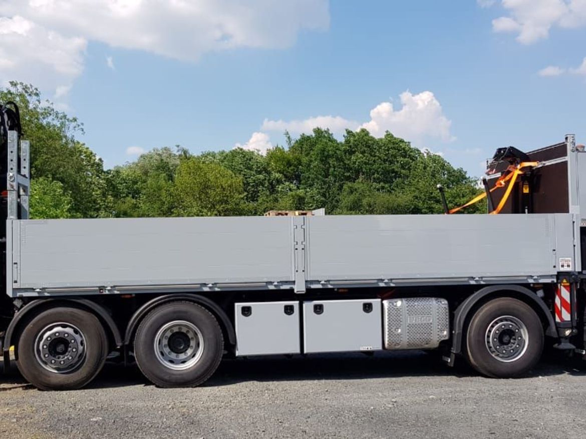 IVECO Pritsche mit Ladekran für Baustofftransporte