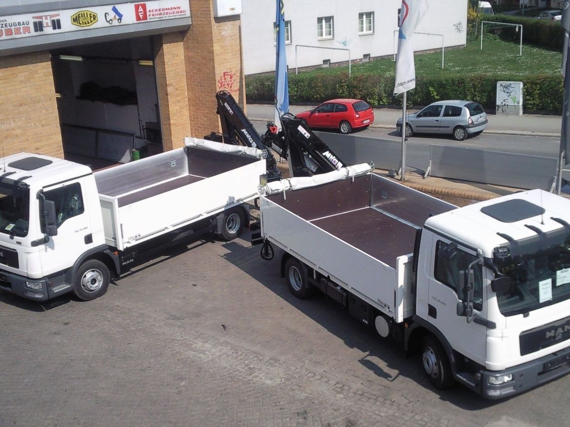 MAN Pritsche mit Heckladekran für Baustofftransporte