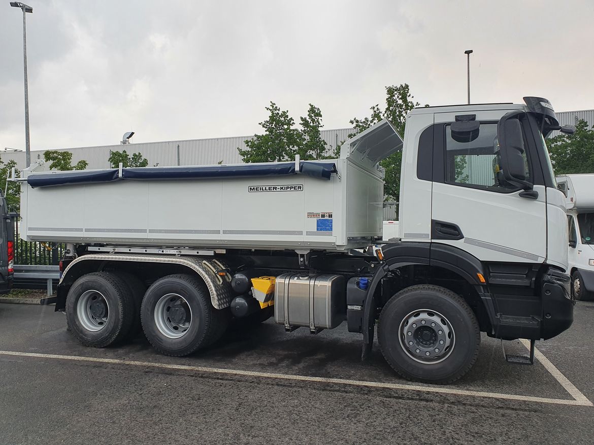 IVECO Dreiseitenkipper für Asphalttransporte