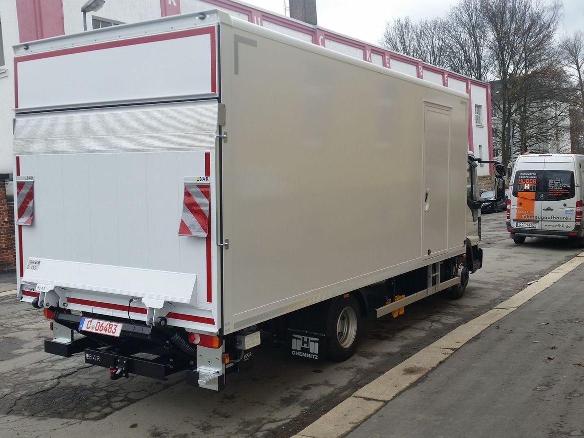 IVECO Pritsche mit Ladebordwand für Stückguttransporte