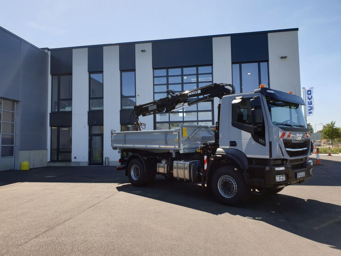 IVECO Dreiseitenkipper mit Ladekran für Schütt- und Stückguttransporte