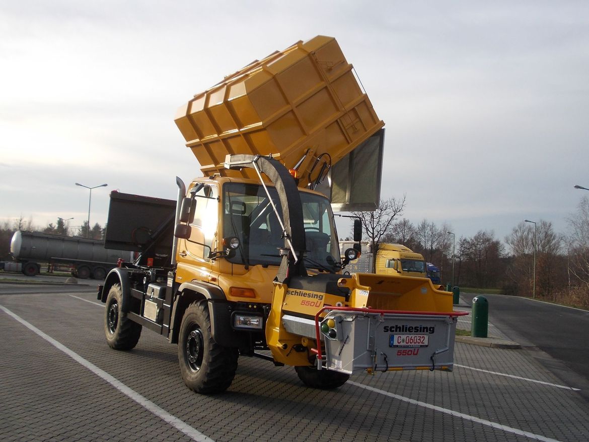 UNIMOG Hochkipper für Garten- und Landschaftsbau