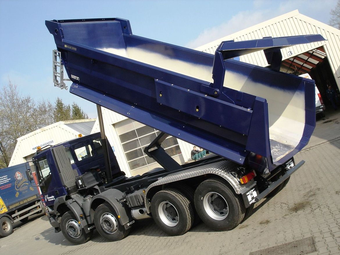 IVECO Halfpipe-Hinterkipper für Schüttguttransporte