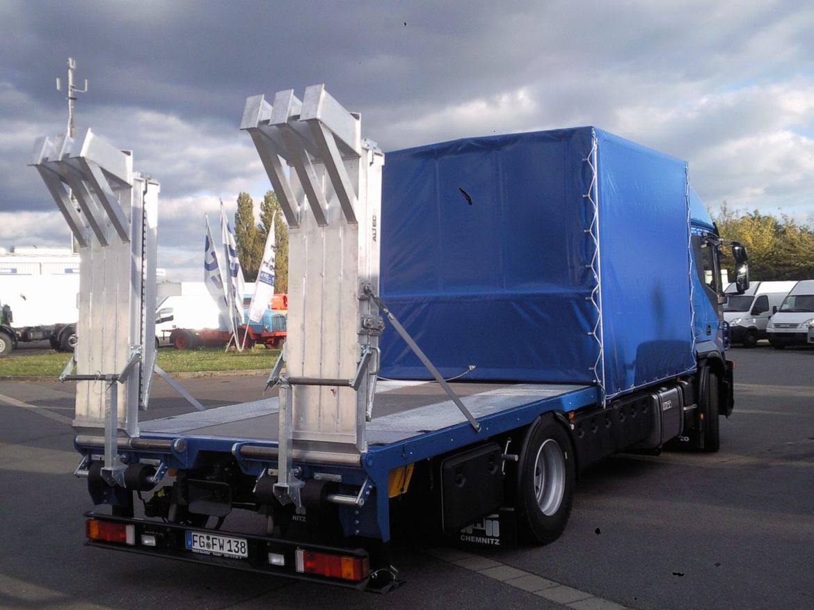 IVECO Plateau für Baumaschinentransporte
