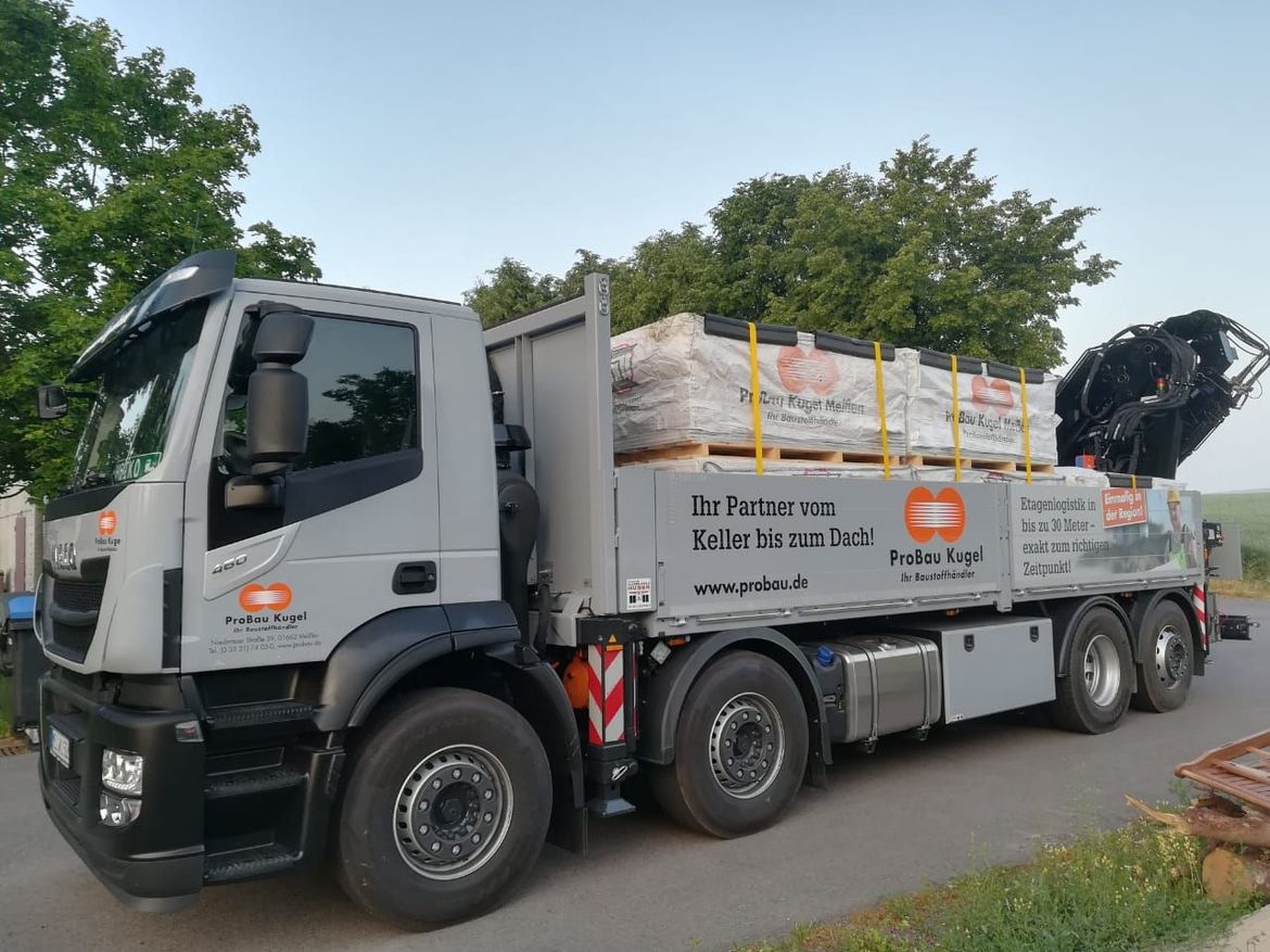 IVECO Pritsche mit Ladekran für Baustofftransporte