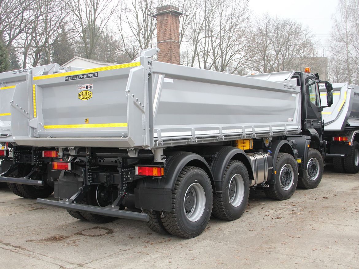 IVECO Dreiseitenkipper für Schüttguttransporte