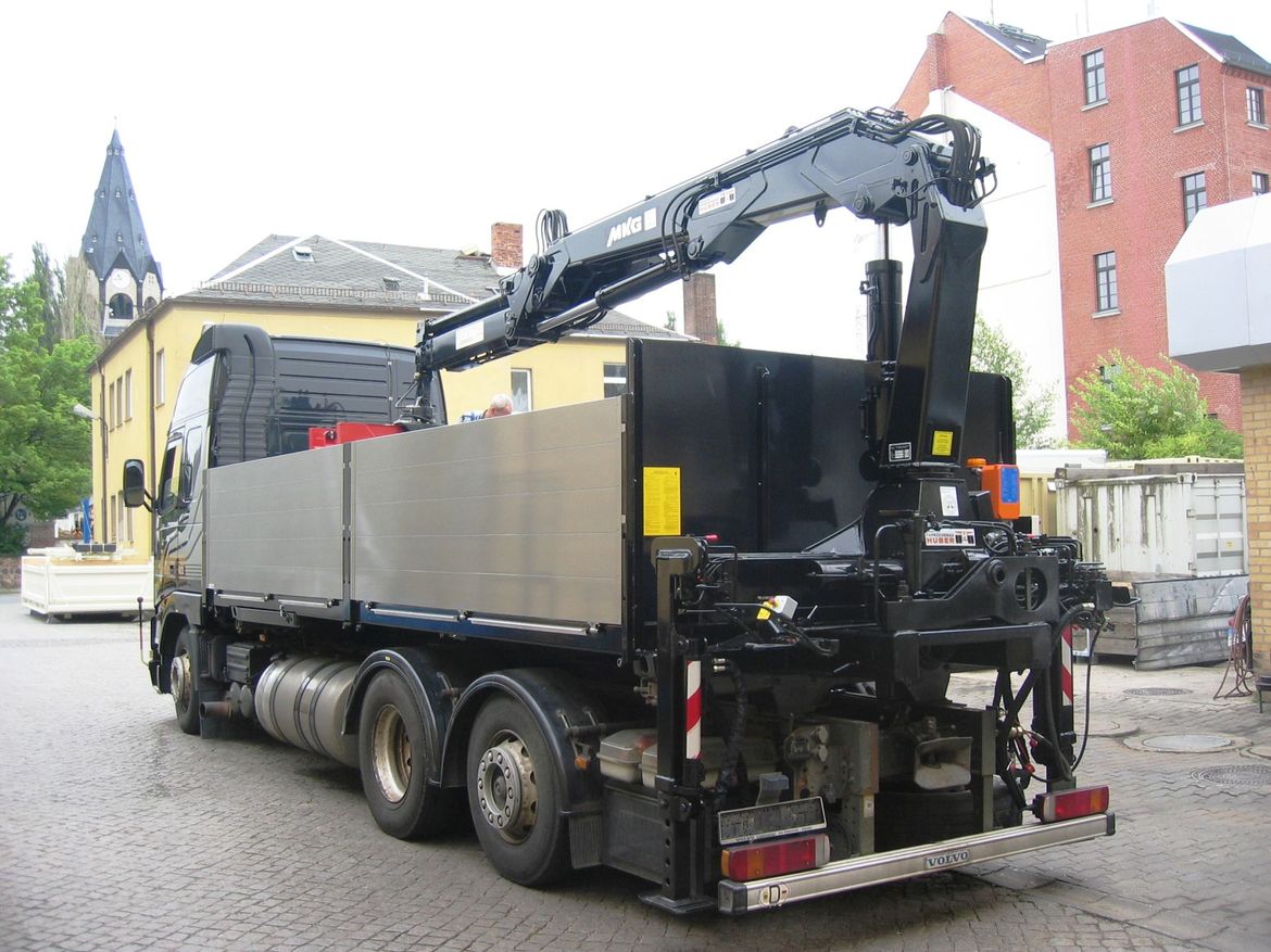 VOLVO Pritsche mit Heckladekran für Baustofftransporte