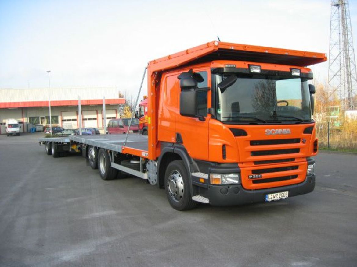 SCANIA Plateau mit Plateauanhänger für Stückguttransporte