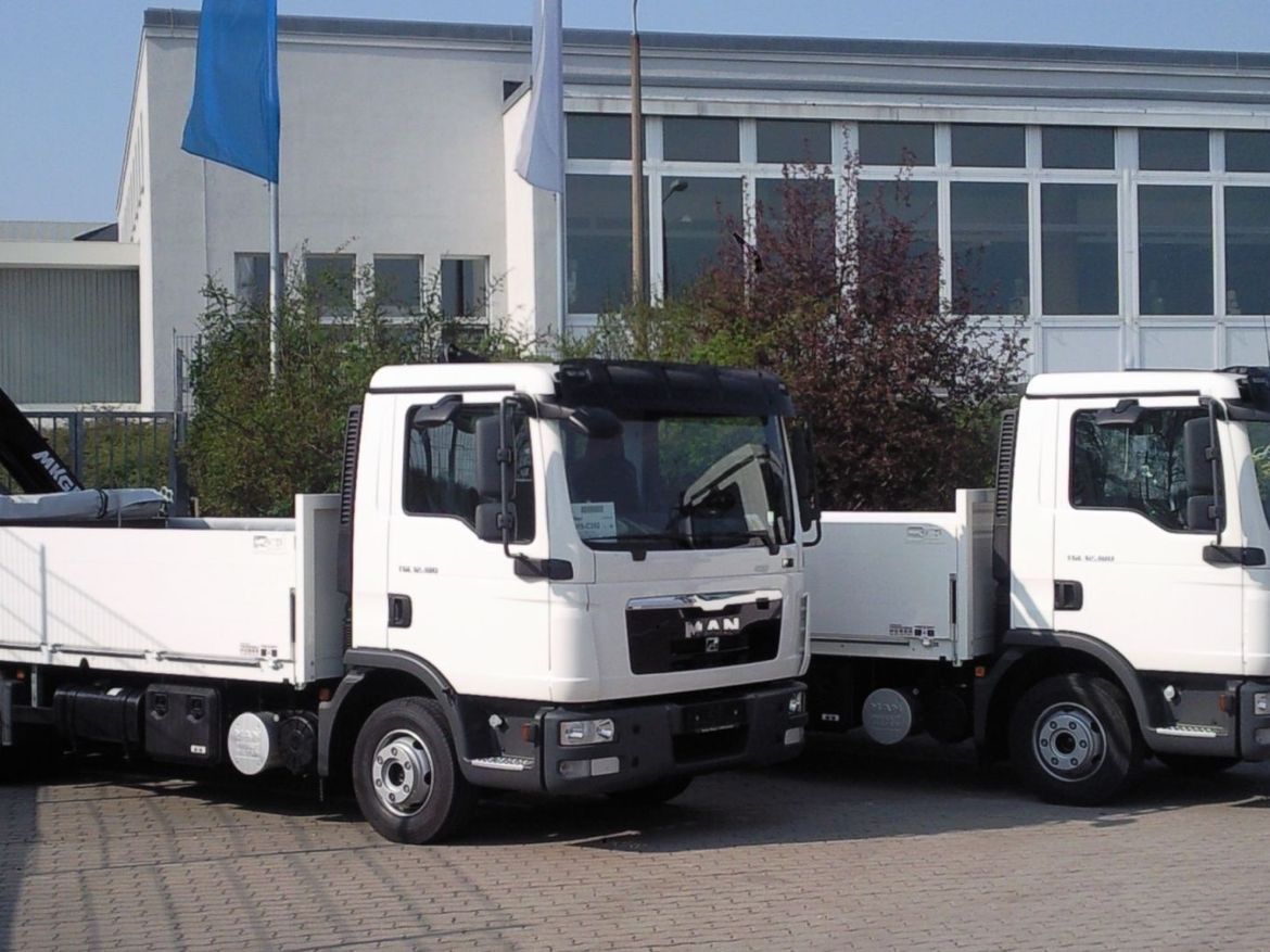 MAN Pritsche mit Heckladekran für Baustofftransporte