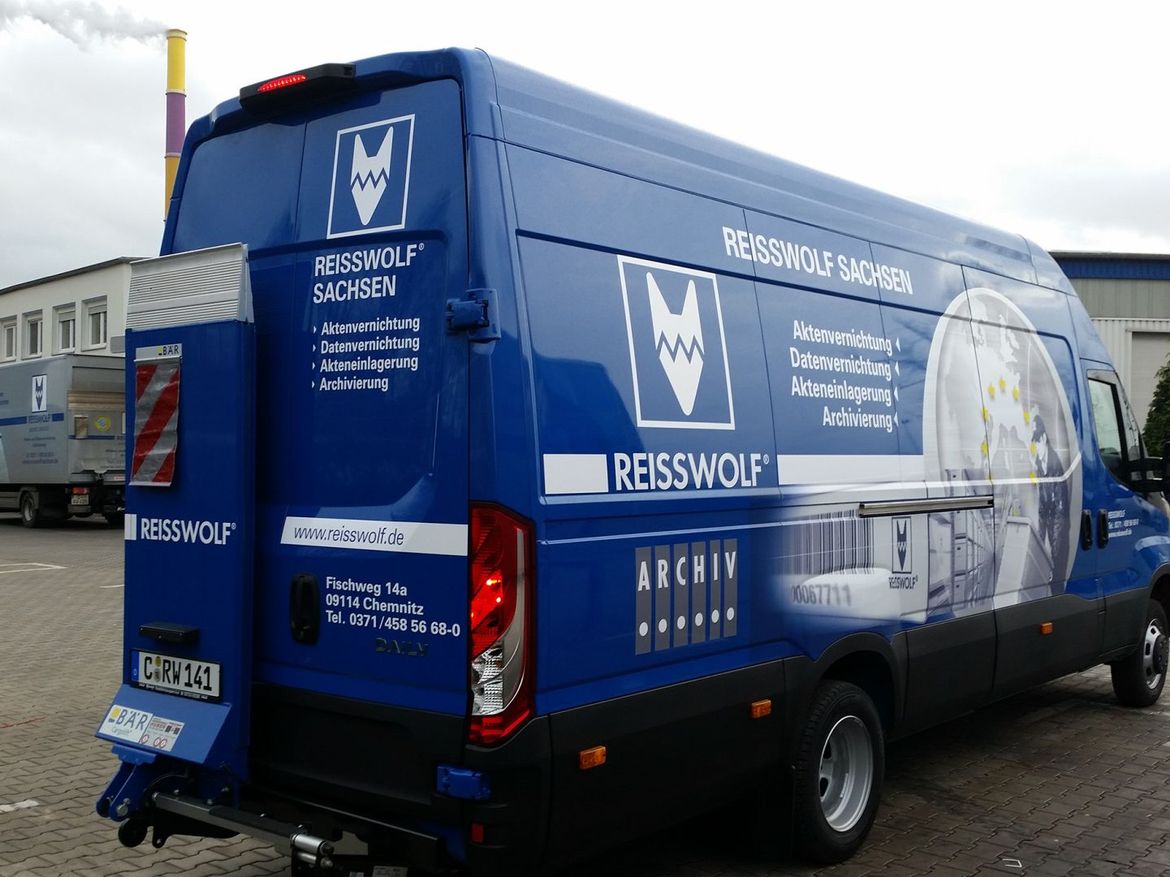 IVECO Kastenwagen mit Ladebordwand für Stückguttransporte