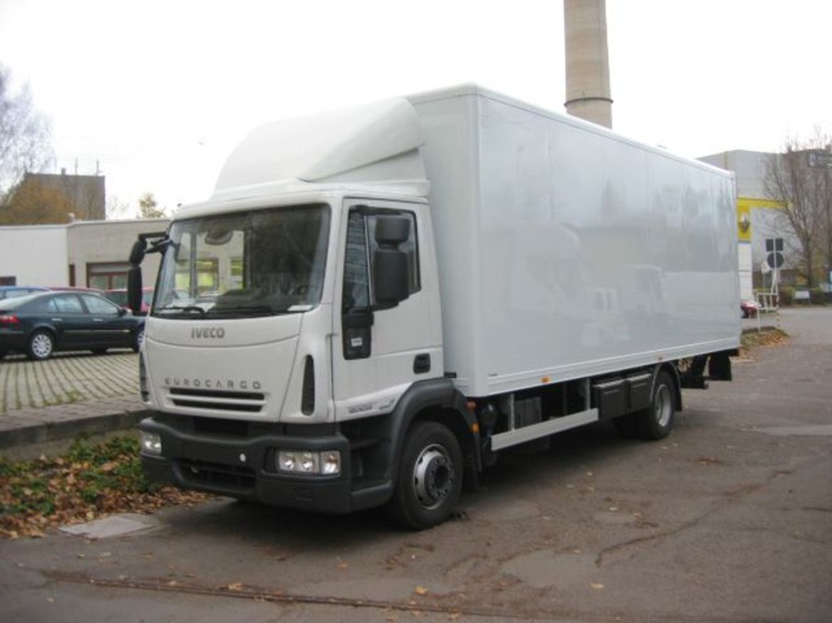 IVECO Koffer mit Ladebordwand für Stückguttransporte