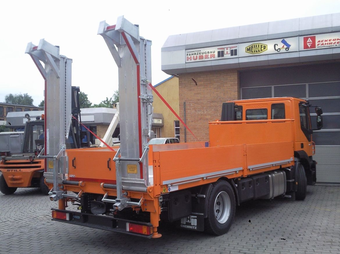IVECO Pritsche für Baumaschinentransporte