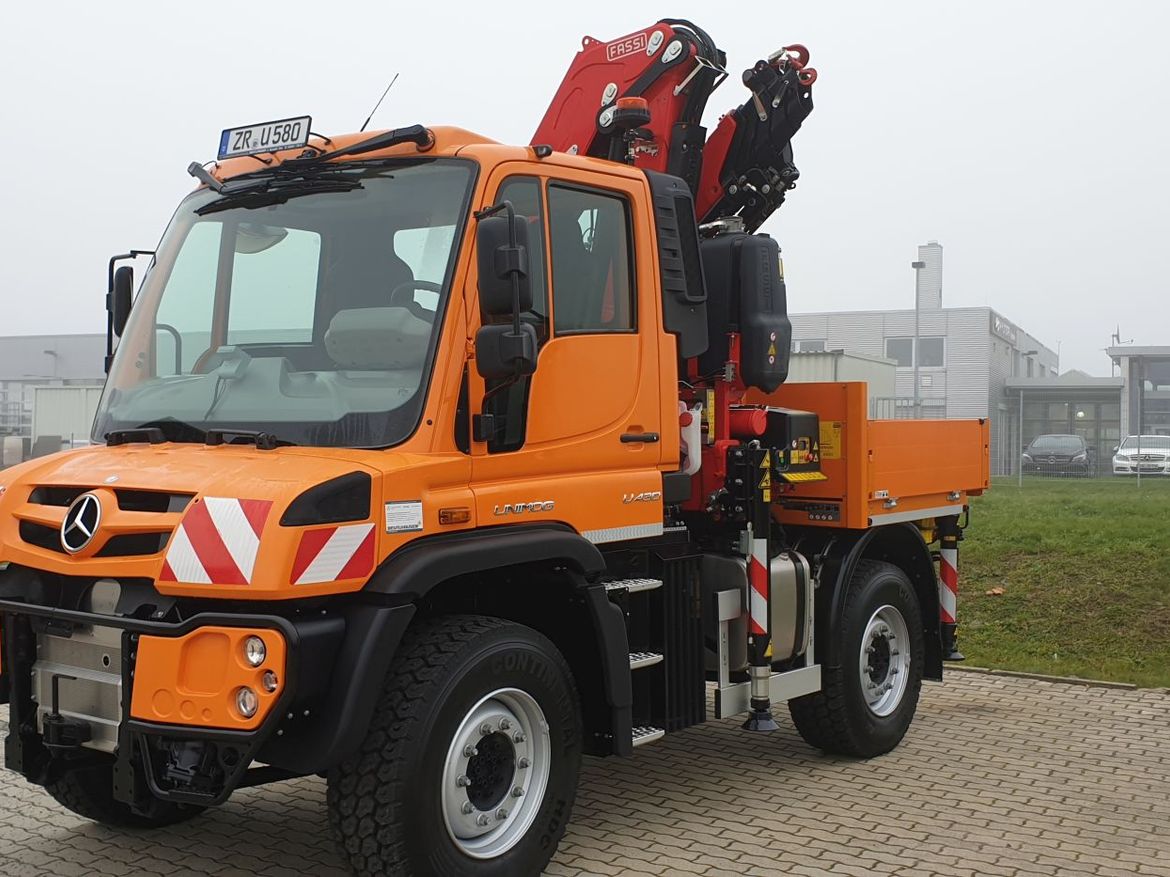UNIMOG Pritsche mit Ladekran für Stückguttransporte