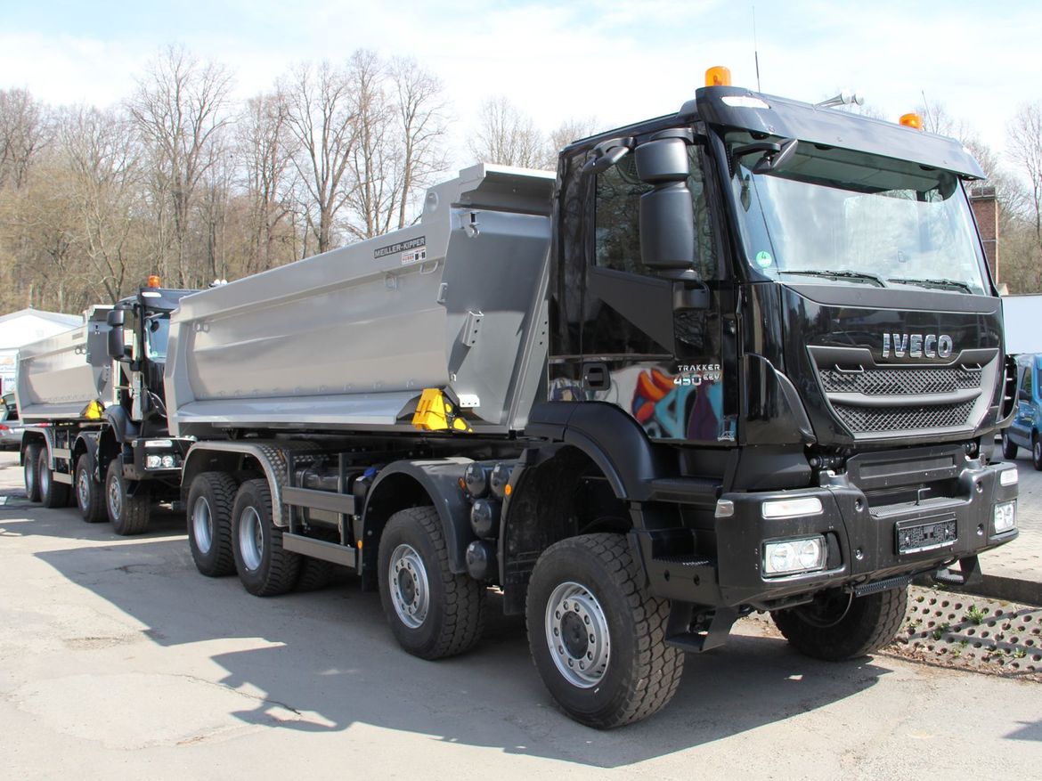 IVECO Halfpipehinterkipper für Schüttguttransporte