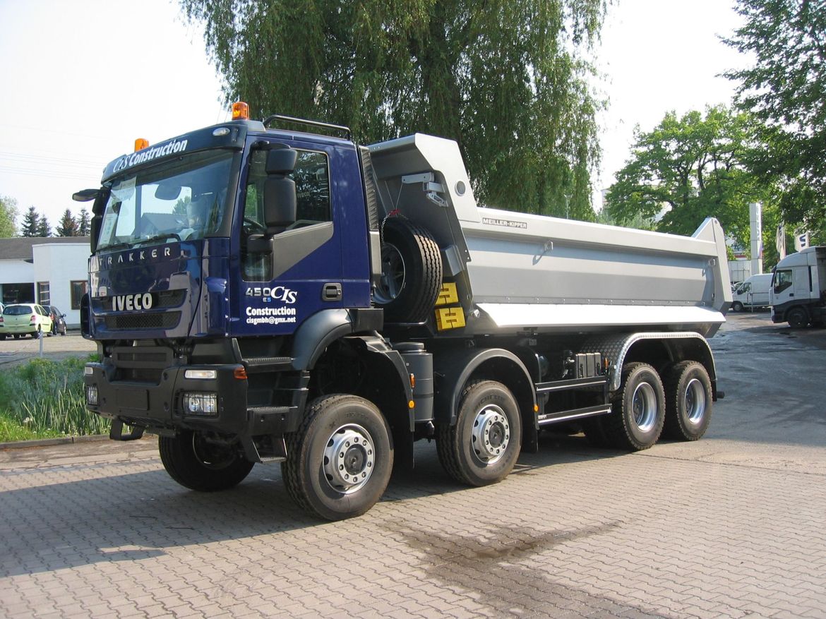 IVECO Halfpipe-Hinterkipper für Schüttguttransporte