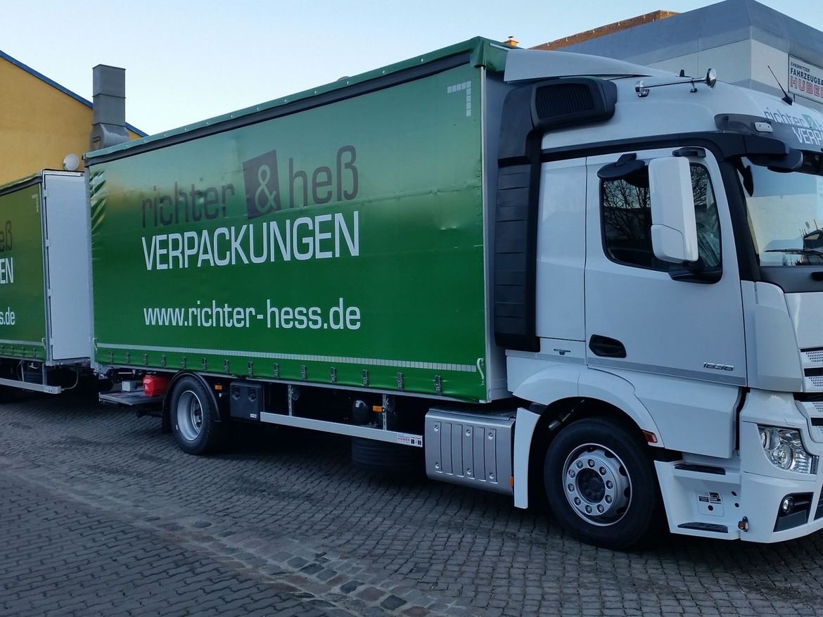 MB Pritsche mit Ladebordwand und Pritschenanhänger für Stückguttransporte