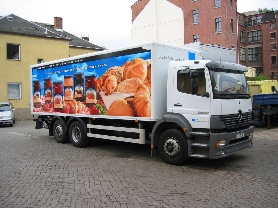 MB Tiefkühlkoffer mit Ladebordwand für Lebensmitteltransporte