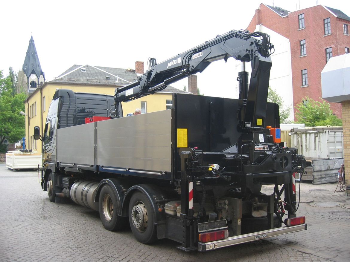 MB Pritschenaufbau mit Heckladekran für Baustofftransporte