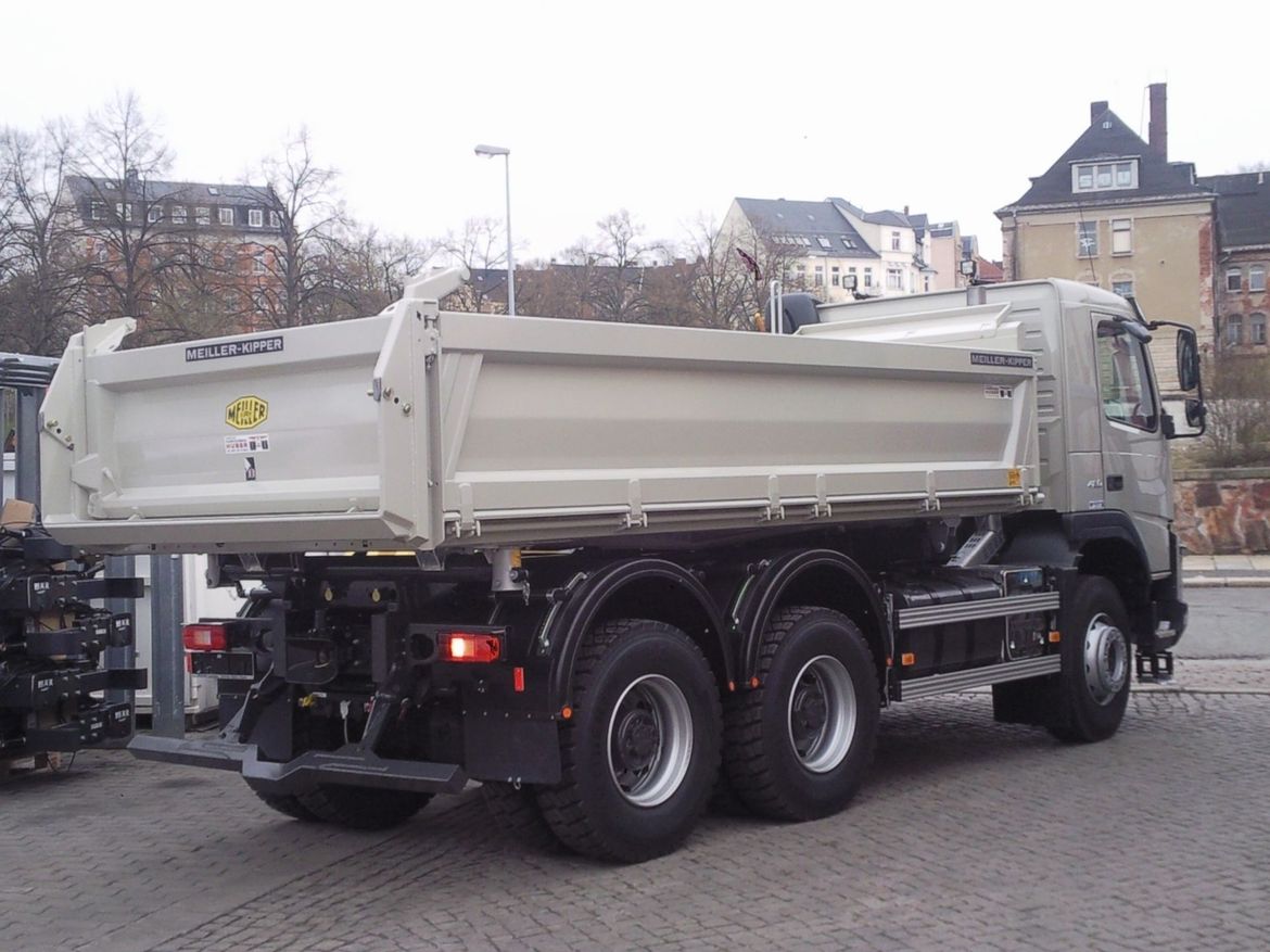 VOLVO Dreiseitenkipper für Schüttguttransporte