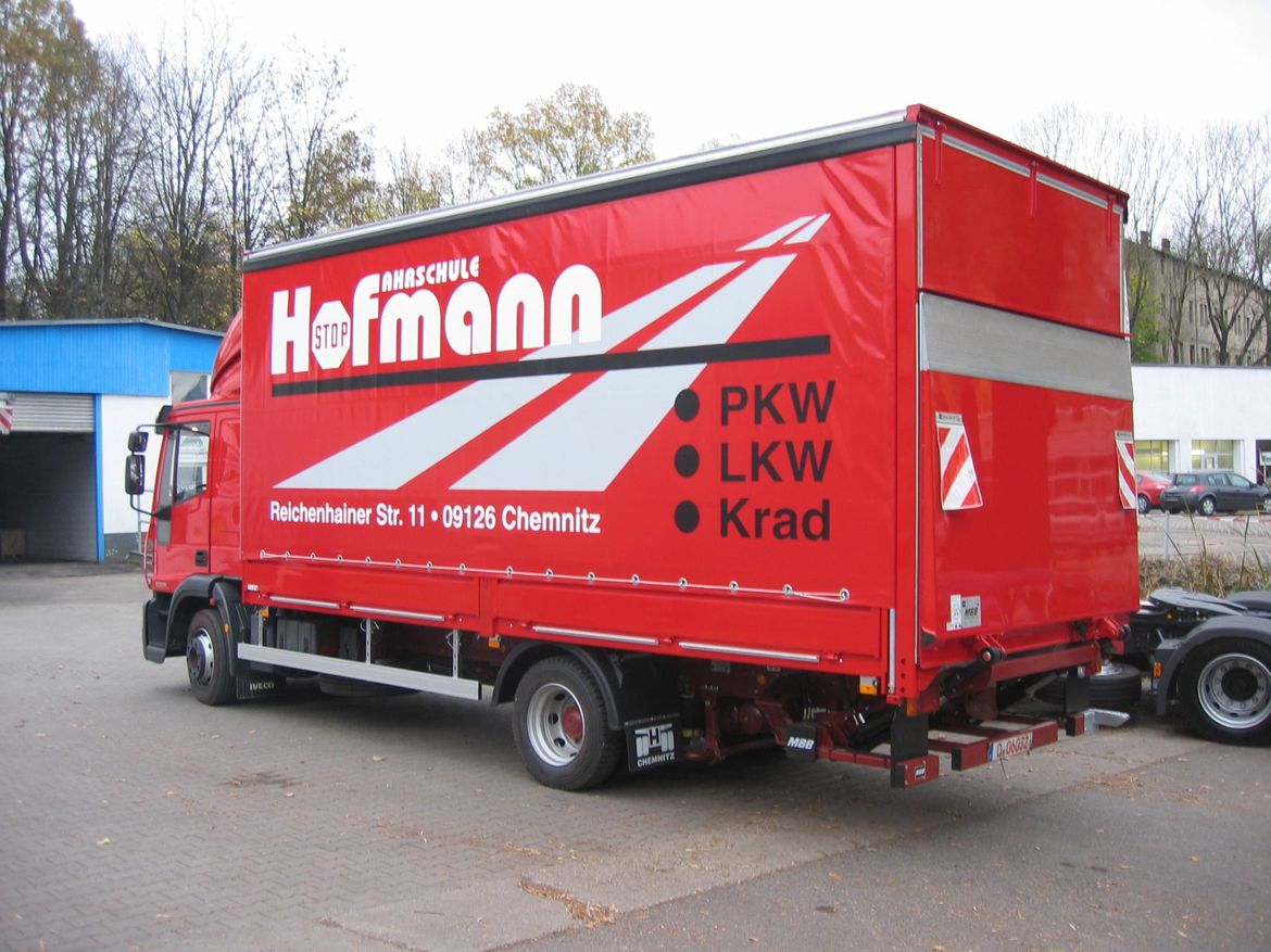 IVECO Pritschenaufbau mit Ladebordwand für Fahrschulausbildung