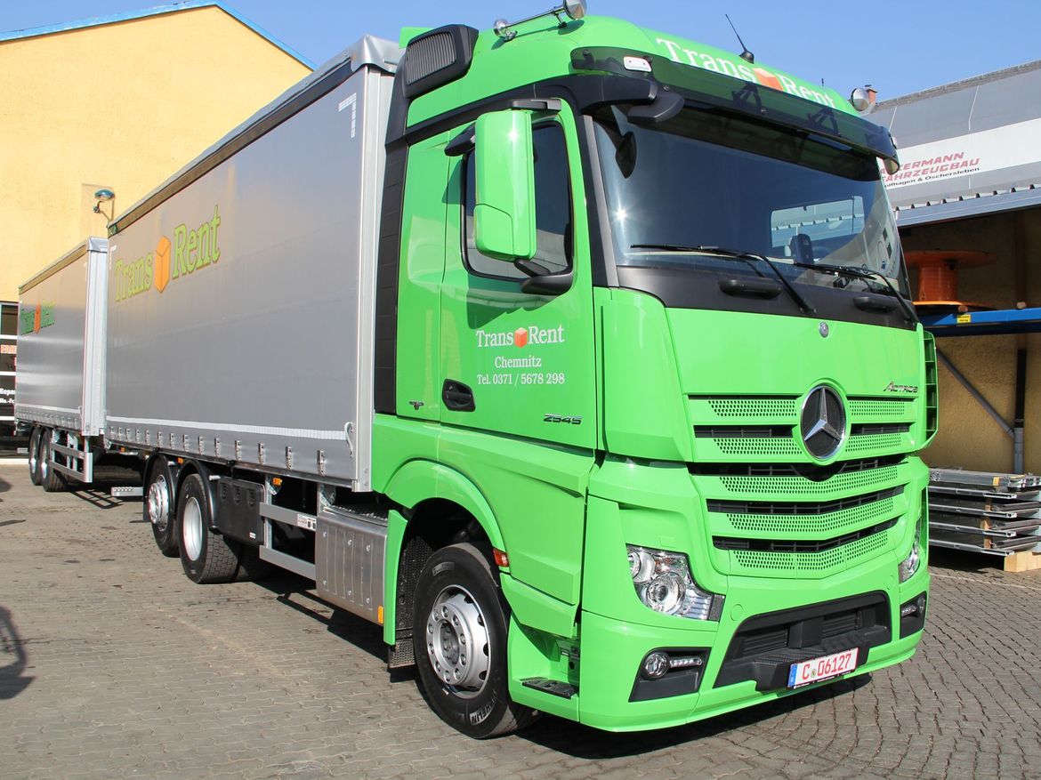 MB Pritsche mit Ladebordwand und Pritschenanhänger für Stückguttransporte