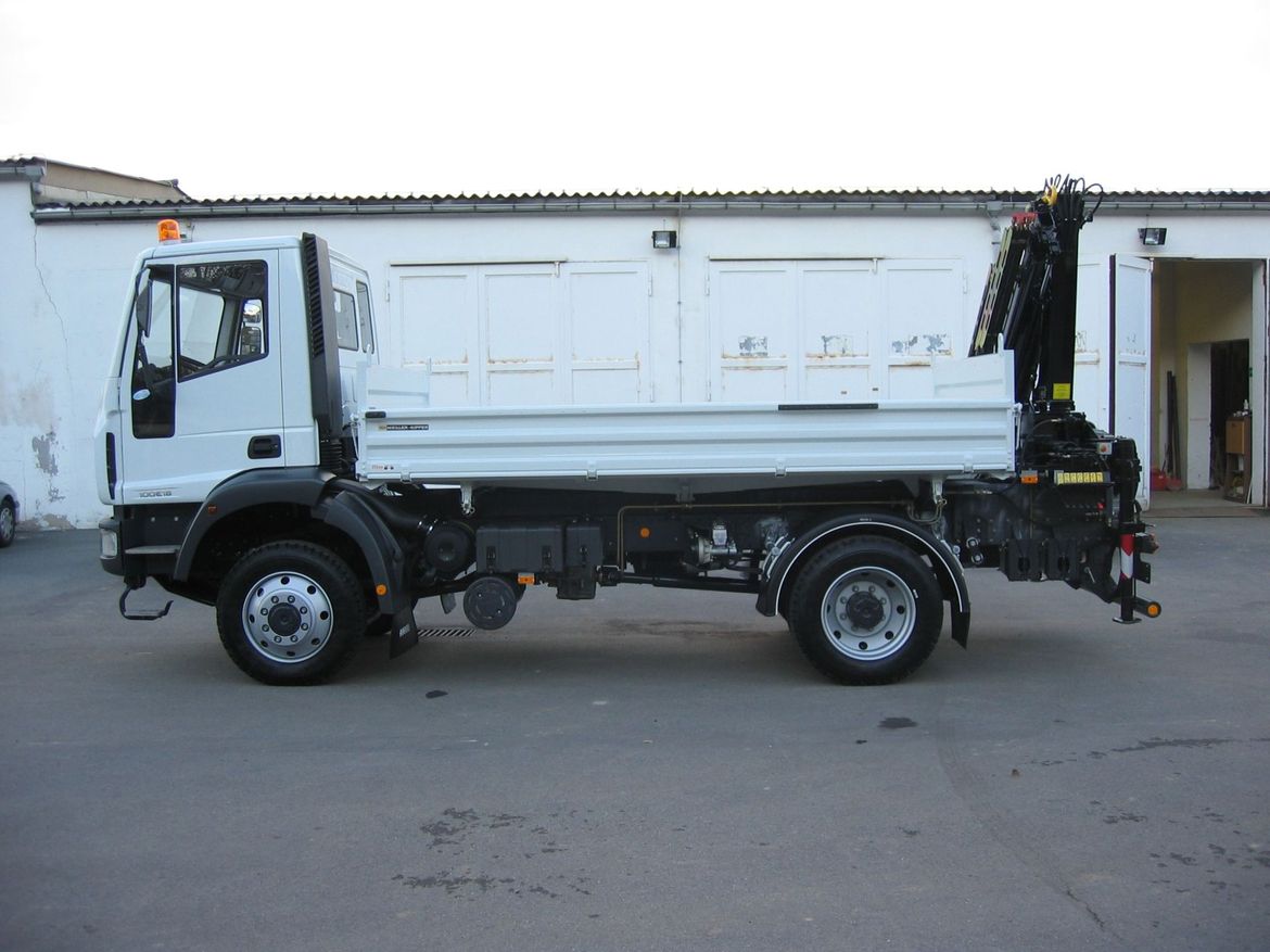 IVECO Zweiseitenkipper mit Heckladekran für Schütt- und Stückguttransporte