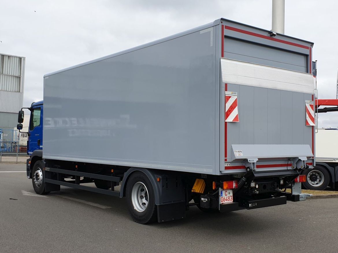 MAN Kofferaufbau mit Ladebordwand für Stückguttransporte