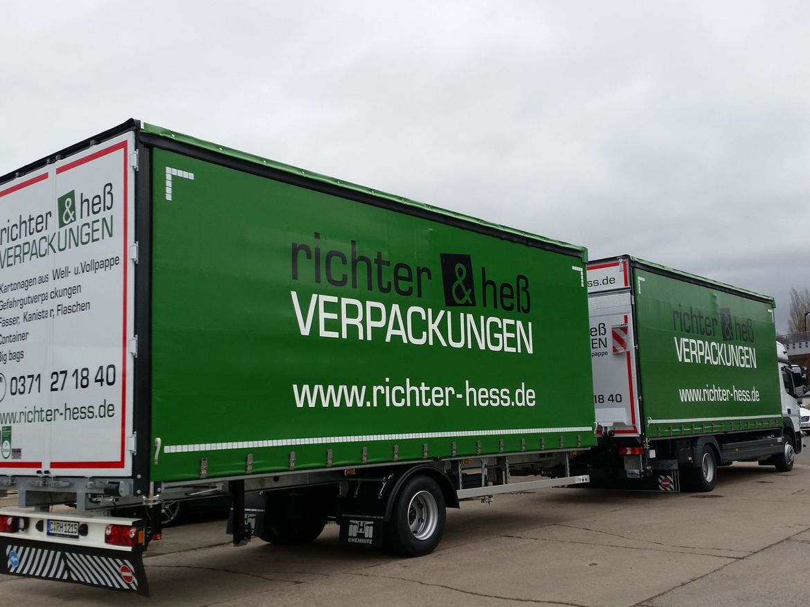 MB Pritsche mit Ladebordwand und Pritschenanhänger für Stückguttransporte