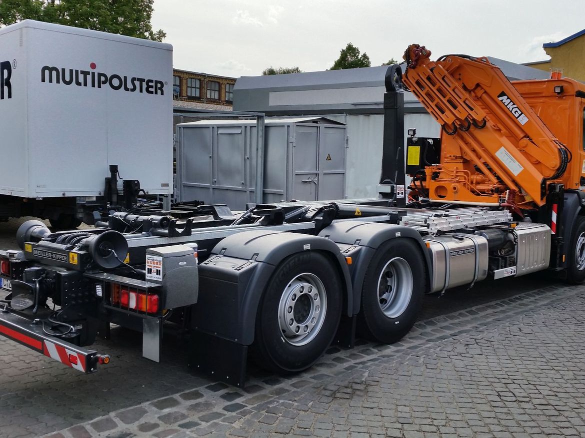 MB Abrollkipper mit Frontladekran für Schüttguttransporte