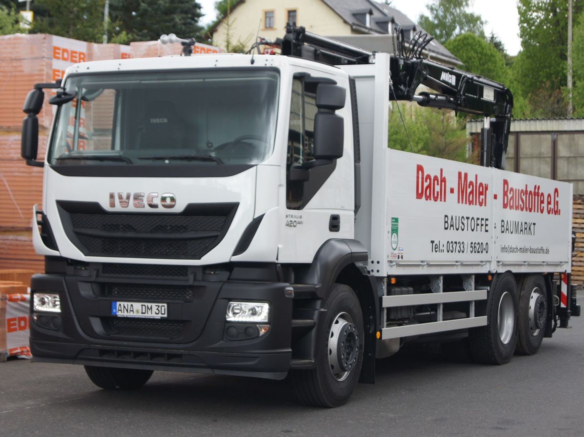 IVECO Pritsche mit Heckladekran für Baustofftransporte
