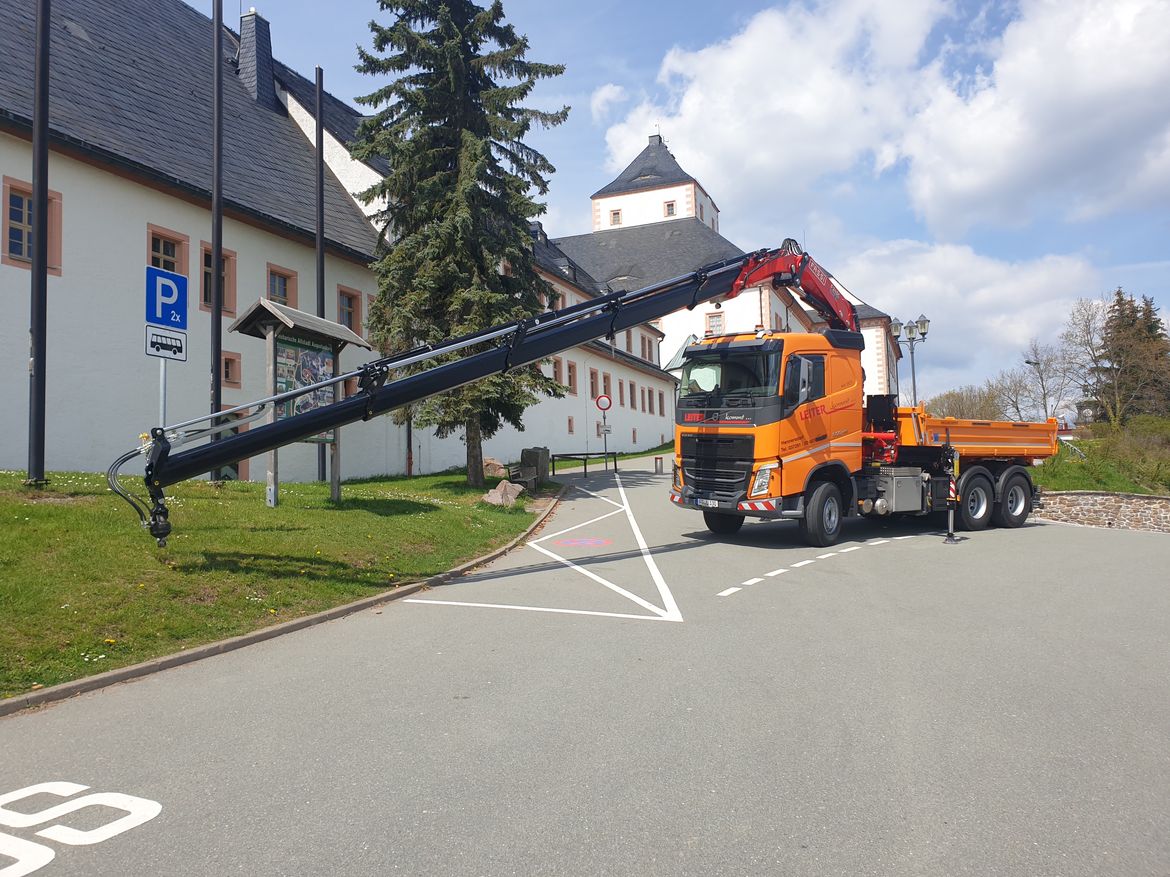 VOLVO Dreiseitenkipper für Schütt- und Stückguttransporte