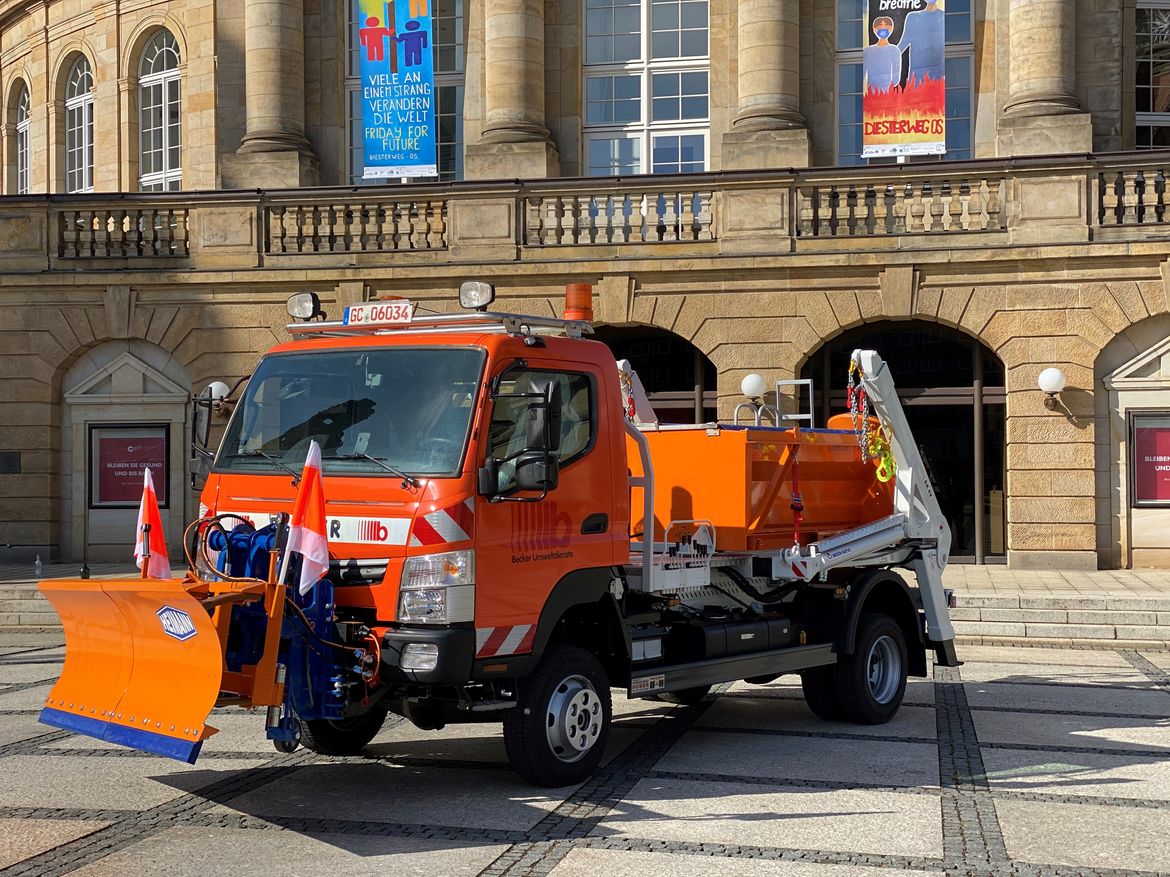 FUSO Absetzkipper für Absetzcontainertransporte, Winterdienst