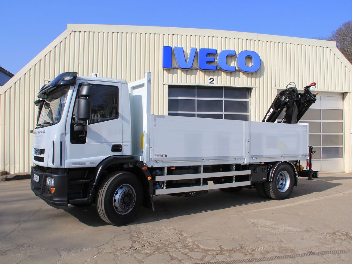 IVECO Pritsche mit Heckladekran für Baustofftransporte