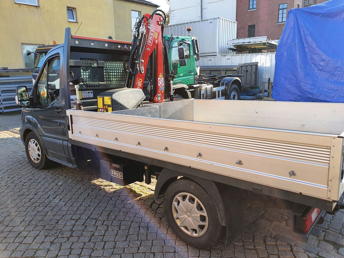 FORD Pritsche mit Ladekran für Stückguttransporte