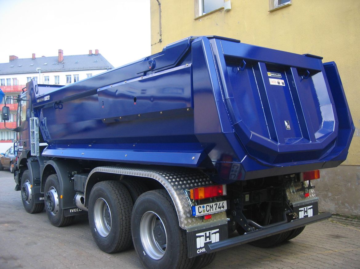 IVECO Halfpipe-Hinterkipper für Schüttguttransporte
