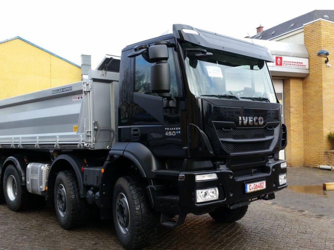 IVECO Dreiseitenkipper für Schüttguttransporte