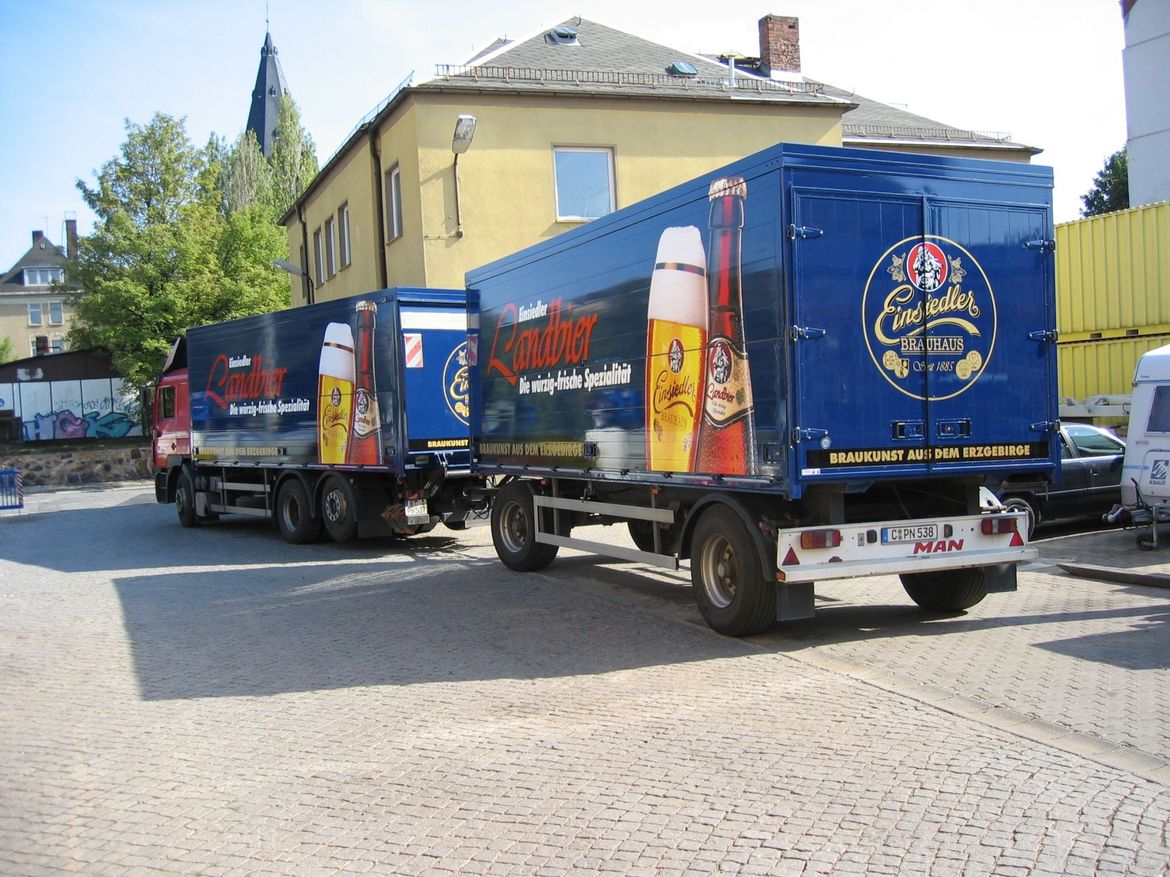 MAN Getränkekoffer mit Ladebordwand und Anhänger für Lebensmitteltransporte