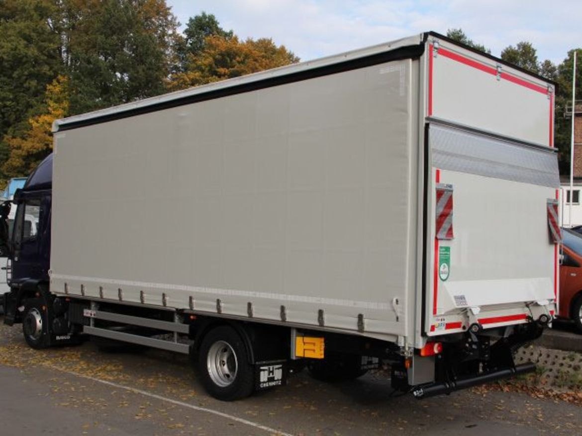 IVECO Pritsche mit Ladebordwand für Stückguttransporte