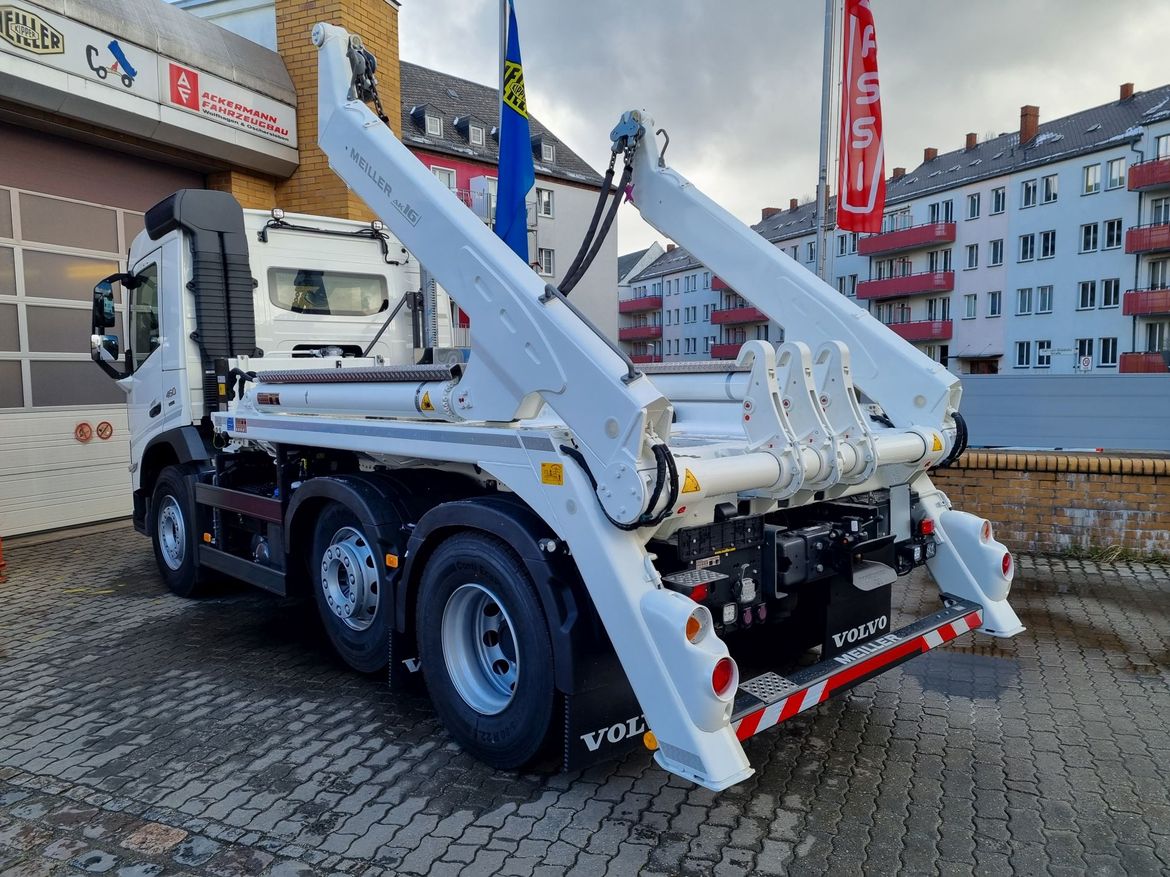 VOLVO Absetz- und Abrollkipper für Containertransporte